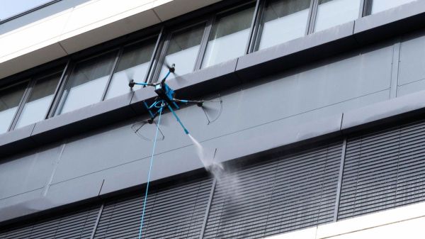 attīrītā ūdens tīrīšana ar dronu